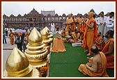 Swamishri performs arti of kalashes