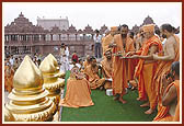 Swamishri performs arti of kalashes