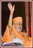 Swamishri blesses the historic event