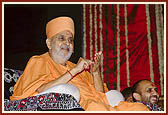 Swamishri blesses the historic event