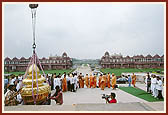 Swamishri departs after the rituals are over