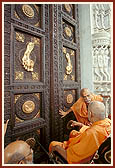 Swamishri enquires about the design concept of main door
