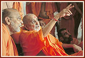 Swamishri acquires facts and info from Ishwarcharan Swami