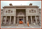 Swamishri exits the Premvati restaurant