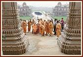 Swamishri arrives to observe the inside of Akshardham
