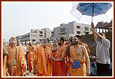 Swamishri performs pujan of the 27 ft high murti of Shri Nilkanth Varni to be established in front of 'Nilkanth Darshan' theater
