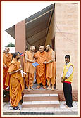 Swamishri visits and sanctifies the new Sant Nivas