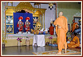 Swamishri performs arti of Thakorji installed in rath