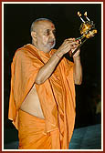 Swamishri performs arti of Thakorji installed in rath