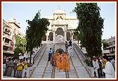 Swamishri descends the mandir steps after darshan