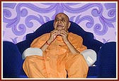 Swamishri blesses the assembly