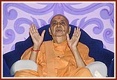 Swamishri blesses the assembly