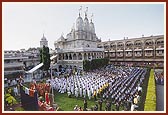 Swamishri performs the flag-hoisting ceremony on India’s Independence Day celebration in the mandir precincts of Bochasan