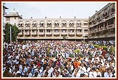 Devotees gathered for Swamishri’s darshan in the mandir precincts