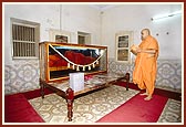 Swamishri engaged in darshan at Shastriji Maharaj’s room