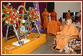 Swamishri rocks Shri Harikrishna Maharaj in a traditional hindolo