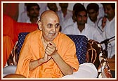 Swamishri participates during the festive singing of bhajans