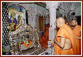 Swamishri rocks Thakorji in the mandir