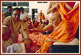 Brahmin batuks are given janoi. Swamishri blesses them