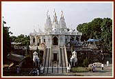 BAPS Shri Swaminarayan Mandir, Atladra 