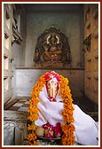 On Bhadarva sud 4 Swamishri performs Ganesh pujan and arti in mandir