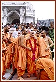 Kothari Rajeshwar Swami garlands Swamishri on his departure