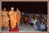 Children welcome Swamishri on his arrival