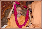 Kothari Gnaneshwar Swami welcomes Swamishri with a garland