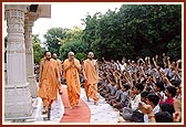 Performing pradakshina at Yagnapurush Smruti Mandir