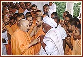 Swamishri meets Shri Ragha Bharvad