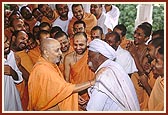 Swamishri meets Shri Ragha Bharvad