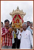 The traditional procession of Shri Harikrishna Maharaj in a palanquin as part of the Jal Jhilani festival 