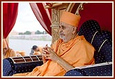 Swamishri blesses the congregation