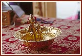 Swamishri bathes Shri Harikrishna Maharaj and Thakorji of Sarangpur mandir