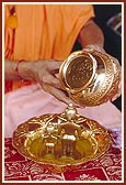 Swamishri bathes Shri Harikrishna Maharaj and Thakorji of Sarangpur mandir