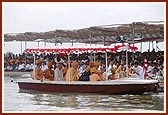 Swamishri, with Thakorji, in the boat, performs five pradakshinas. After each pradakshina Swamishri and senior sadhus perform arti of Thakorji