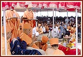 Swamishri, with Thakorji, in the boat, performs five pradakshinas. After each pradakshina Swamishri and senior sadhus perform arti of Thakorji