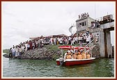 Devotees of Khambda village welcome Swamishri at the Shri Yagnapurush Sarovar dam built on the river Utavali