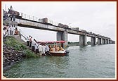 Devotees of Khambda village welcome Swamishri at the Shri Yagnapurush Sarovar dam built on the river Utavali