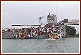 Devotees of Khambda village welcome Swamishri at the Shri Yagnapurush Sarovar dam built on the river Utavali