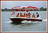 Swamishri returning from Khambhda to Sarangpur