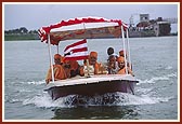 Swamishri returning from Khambhda to Sarangpur