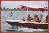 Swamishri returning from Khambhda to Sarangpur