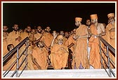 Swamishri gives darshan to volunteers on mandir podium