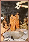 Swamishri performs Pindika pujan ritual