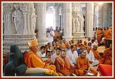 Swamishri performs mantra pushpanjali rituals