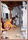 Performs Pindika pujan of Shri Sita-Ram