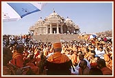 After a brief earthquake Swamishri chants dhun outside the Swaminarayan Akshardham monument