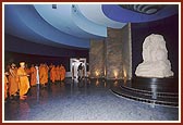 Sculptor and stone introduction in Sahajanand Darshan hall