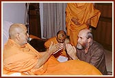 Swamishri blesses the renowned Vamdev Shastri (David Frawley) during his visit to Akshardham